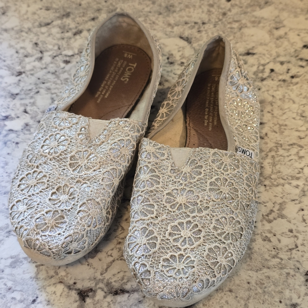 TOMS Women's 8 Glitter Gold Lace Slip-On Shoes